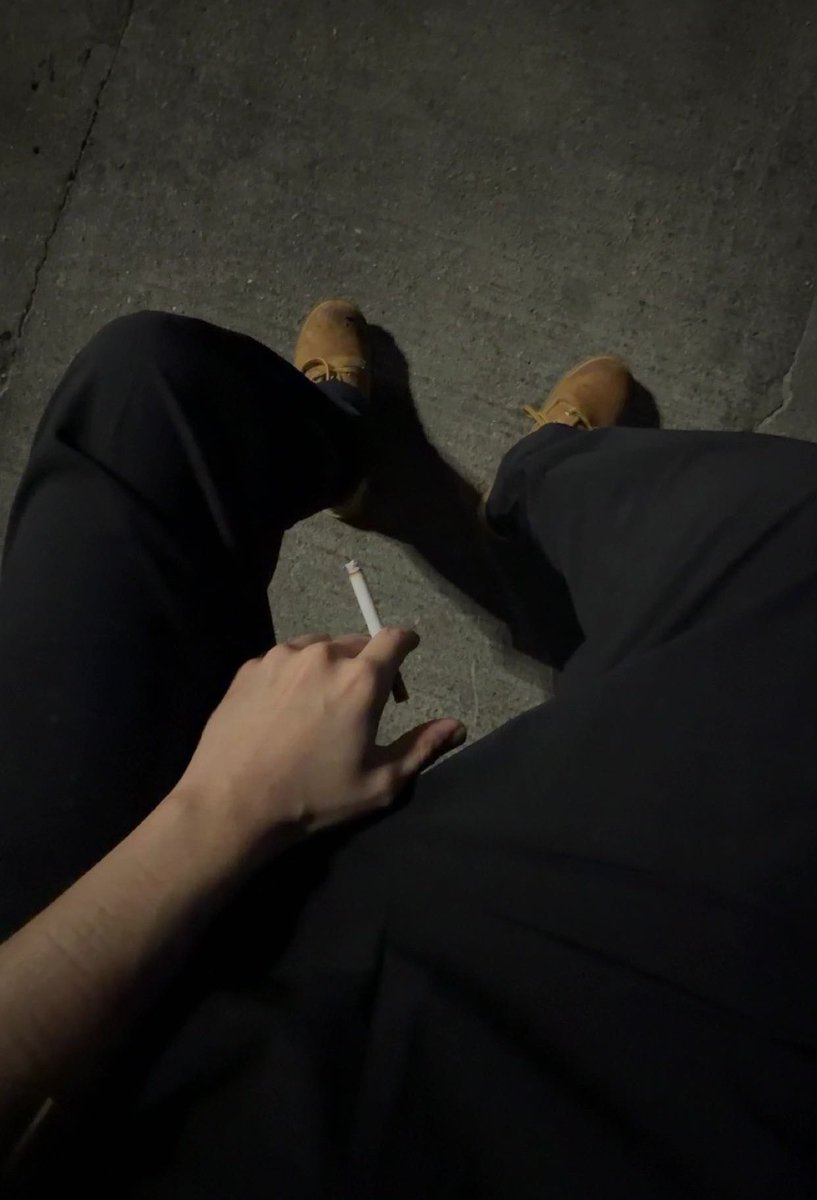 hirxaeth_'s tweet photo. smoke break https://t.co/CJrlOT3tSk