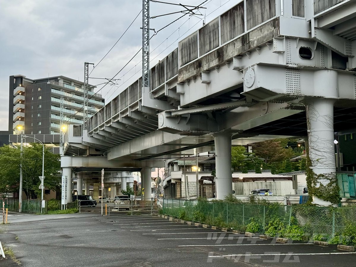 com_train_com's tweet photo. 仙石線・本塩釜駅付近の高架橋が何とも怪しすぎて、何があったか察してしまいます。

#塩釜線 https://t.co/vMJZmaj9D4