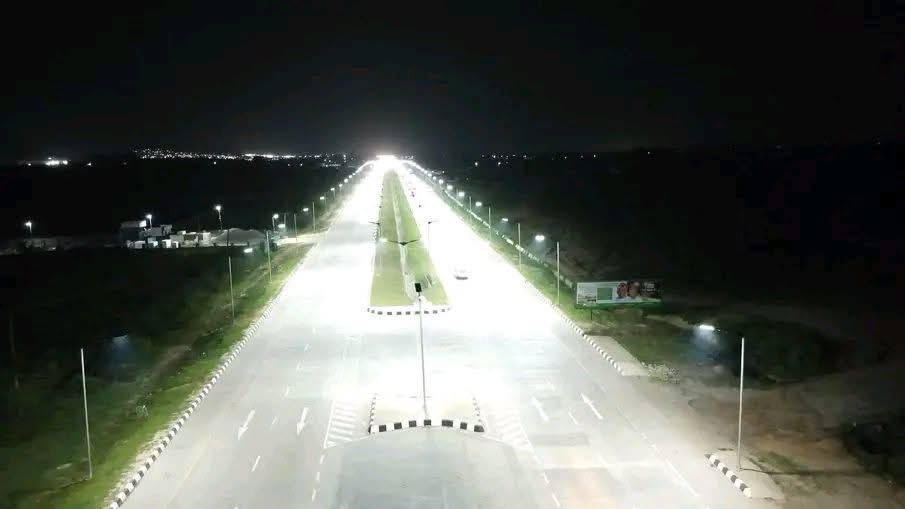AbiodunEssiet's tweet photo. The renewed hope infrastructure drive :     

The President and Commander-in-Chief of the armed forces of the Federal Republic of Nigeria commissioned the outstanding sections of the Abuja–Kaduna–Kano road, Lot 1, comprising 81 km of continuously reinforced concrete pavement, from Abuja (Tunga Maje) to Jere, during the flag-off in Kaduna.
This is renewed hope in action. Tinubu must state. @woye1 @FMWNIG @NGRPresident