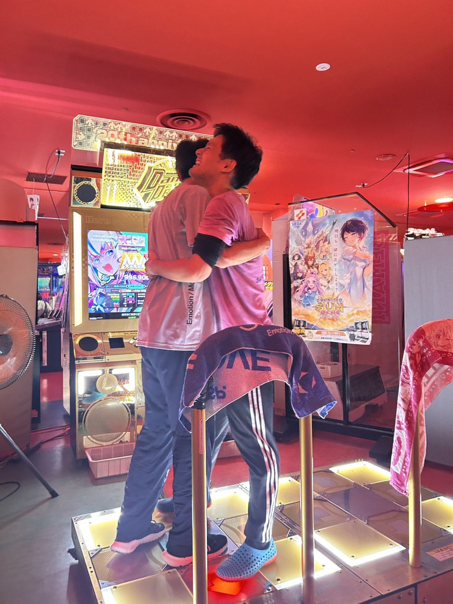 akina_ank's tweet photo. 達成の瞬間見届け人 MD様と熱い抱きつきもありました
ホモではないよ！ https://t.co/nOzuypnwjz