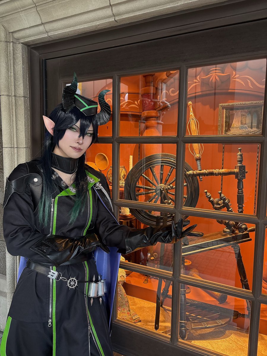 skrmochi_no's tweet photo. 糸車と撮れてご満悦🐉
#Dハロ仮装2026
#Dハロツイステ https://t.co/AdWes3mTSM