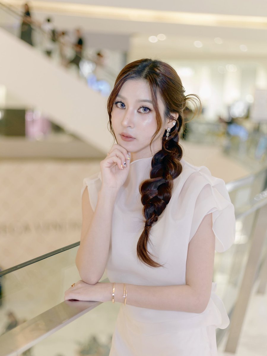 pineare's tweet photo. ลุคแรกค่ะ🦢✨
#ELLEFashionWeek2026
#EFW26ATICONSIAM https://t.co/VqWZNwRrhV