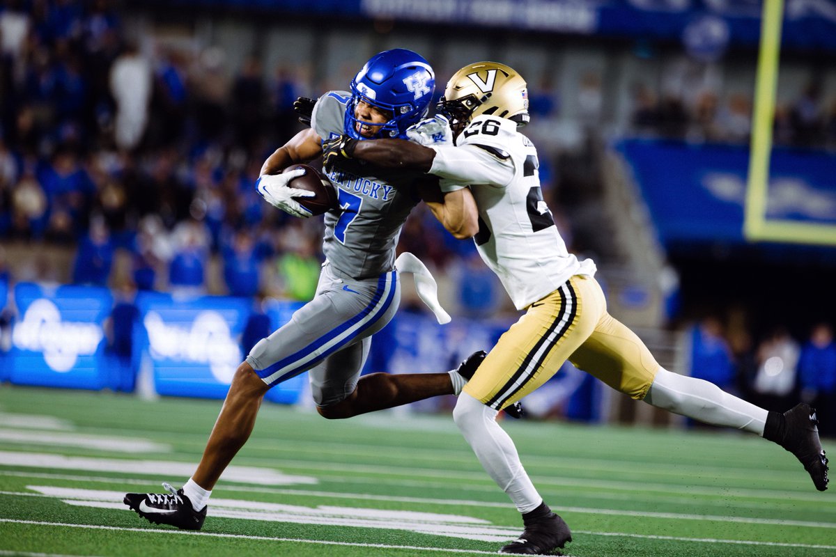 kentuckyalumni's tweet photo. Can't beat a Saturday under the lights at Kroger Field 😼 https://t.co/MAYpsYpoEY