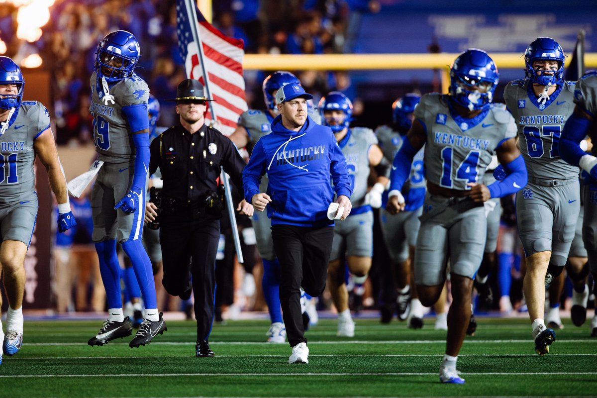kentuckyalumni's tweet photo. Can't beat a Saturday under the lights at Kroger Field 😼 https://t.co/MAYpsYpoEY