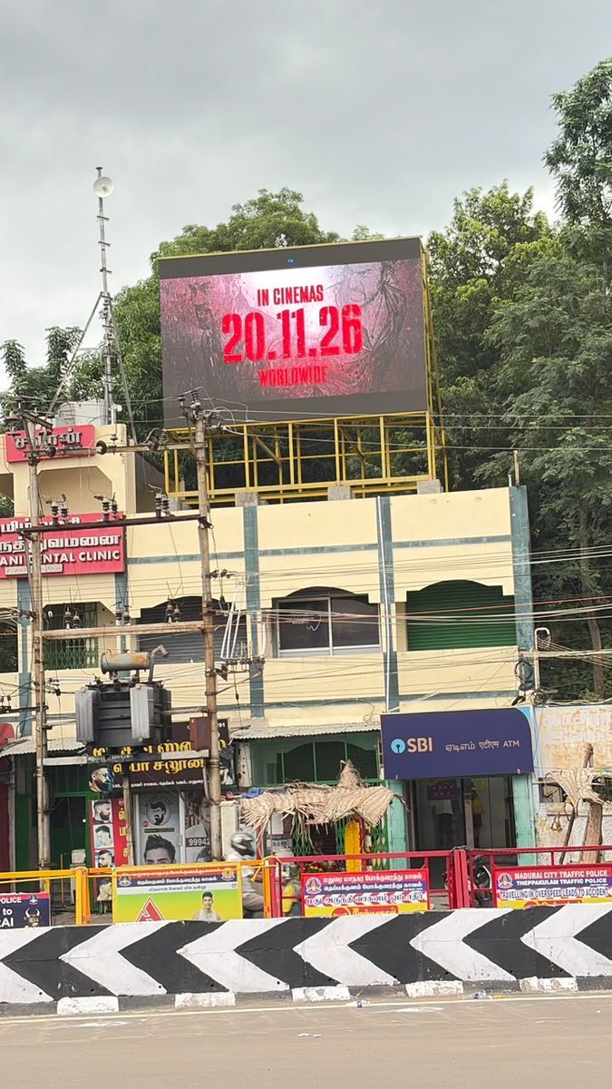 Dharun__Offl's tweet photo. Veezhaa Veera song being played at Theppakulam LED video wall in Madurai 🧨

#OM https://t.co/pjjKPmJamM