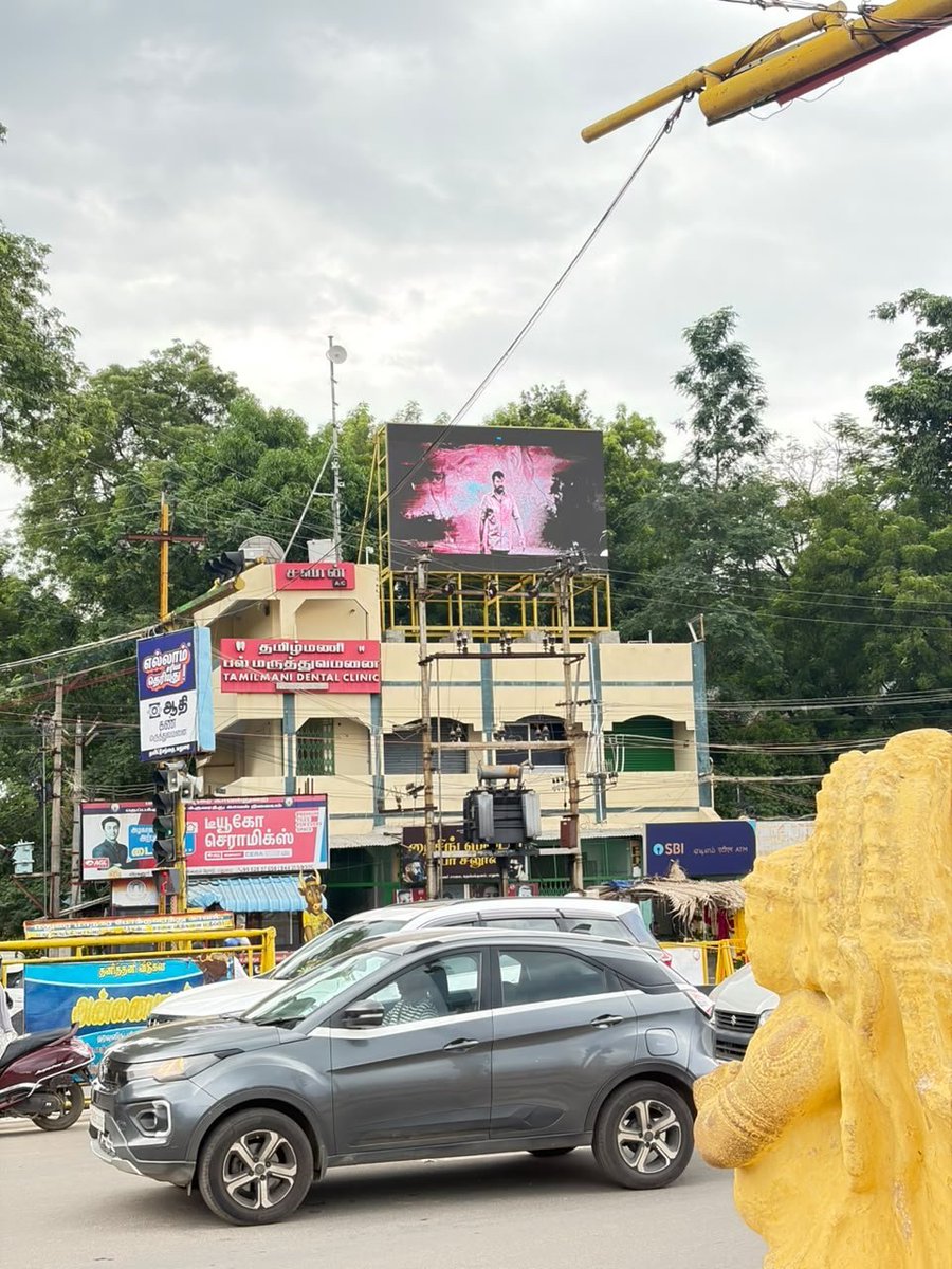 Dharun__Offl's tweet photo. Veezhaa Veera song being played at Theppakulam LED video wall in Madurai 🧨

#OM https://t.co/pjjKPmJamM