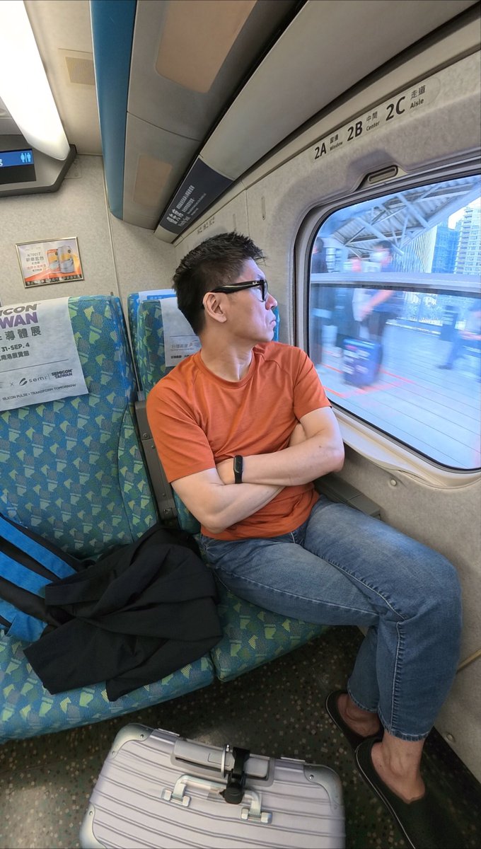 eugenepechang's tweet photo. 坐在高鐵2A，行李在腳邊，外套和背包卸在隔壁空位，我抱著胸看窗外。月台被速度抹去輪廓，行事曆上的精準時間暫時與我無關。我們連放空都習慣設鬧鐘，移動中的短暫懸浮卻像合法逃逸：車在動，人可以不動。
https://t.co/4e4OZAyF3U https://t.co/vXs1Gt2UdX