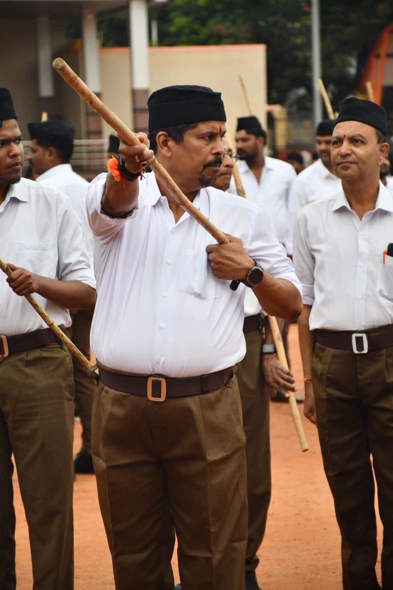 umeshshetty_bjp's tweet photo. ಗೋವಿಂದರಾಜನಗರ  ವಿಧಾನಸಭಾ ಕ್ಷೇತ್ರದ ಗೋವಿಂದರಾಜನಗರ ವಾರ್ಡಿನ  ಬಿ.ಜಿ.ಎಸ್ ಕ್ರೀಡಾಂಗಣದಿಂದ ಪ್ರಾರಂಭವಾದ ಪಥಸಂಚಲನ

#RSS #rsskarnataka #rss101 #pathsanchalan https://t.co/acfbNwwM2F