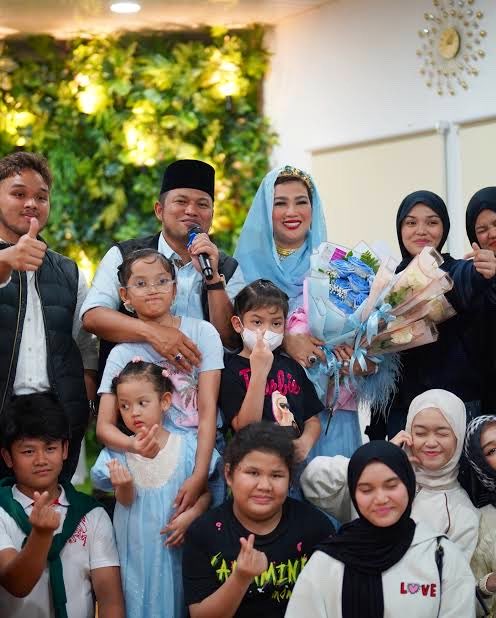 kysanagisa's tweet photo. pantesan bapak gubenur kaltim bilang kondisinya aman terkendali, karena anak anaknya yg kecil pada ngungsi sekolah di jaksel sambil liburan di bali juga, biar ga menghirup kabut asap ya pak?☺️
mantep juga ternyata bareng noni belanda punya 13 anak, gen halilintar lewat sih ini🫣 https://t.co/oAuvtGabtQ
