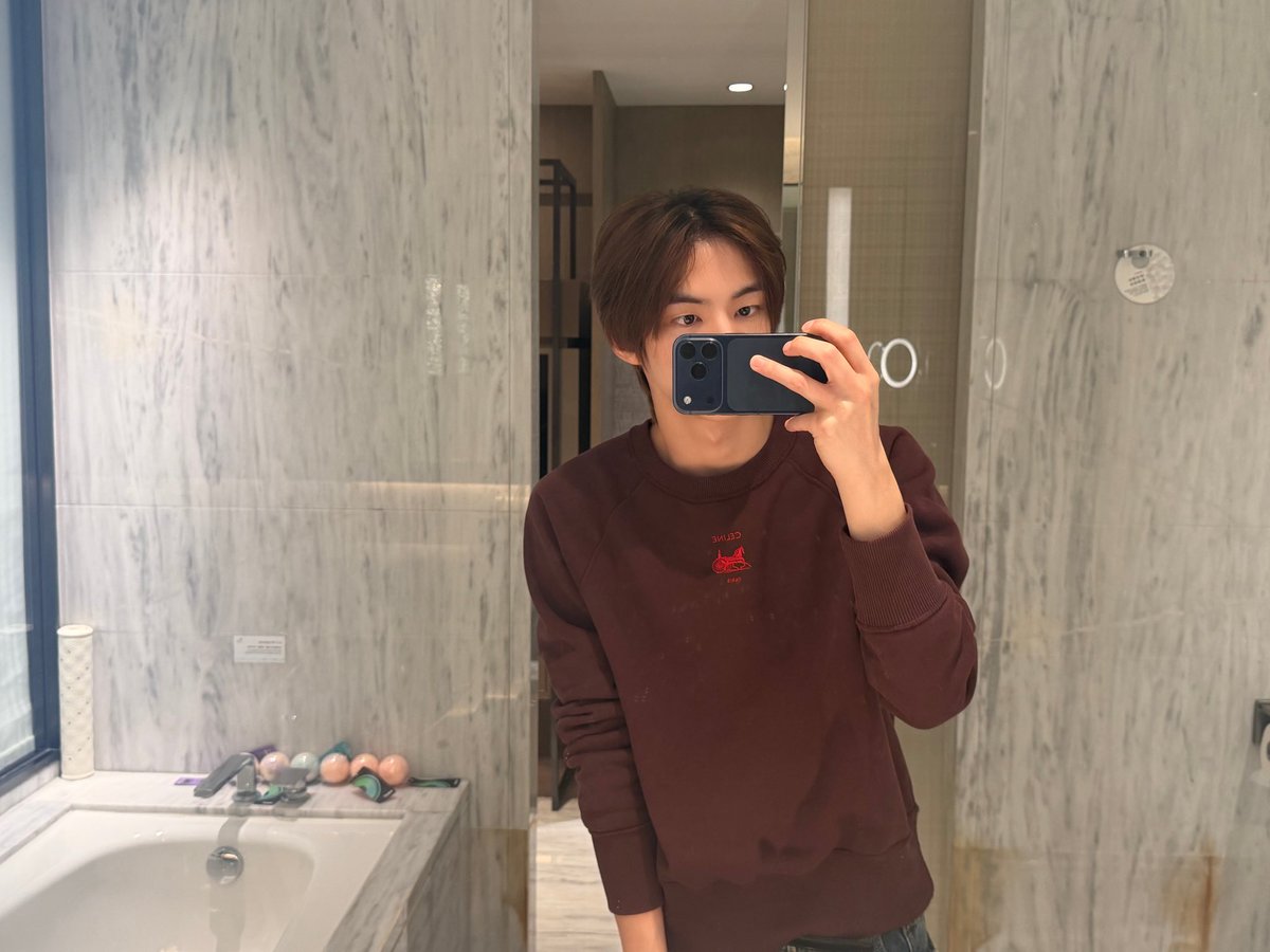 synrdsk's tweet photo. 사이들 내 생각하면서 좋은 하루 보내요~ #도훈 https://t.co/sLSi0u5tRQ