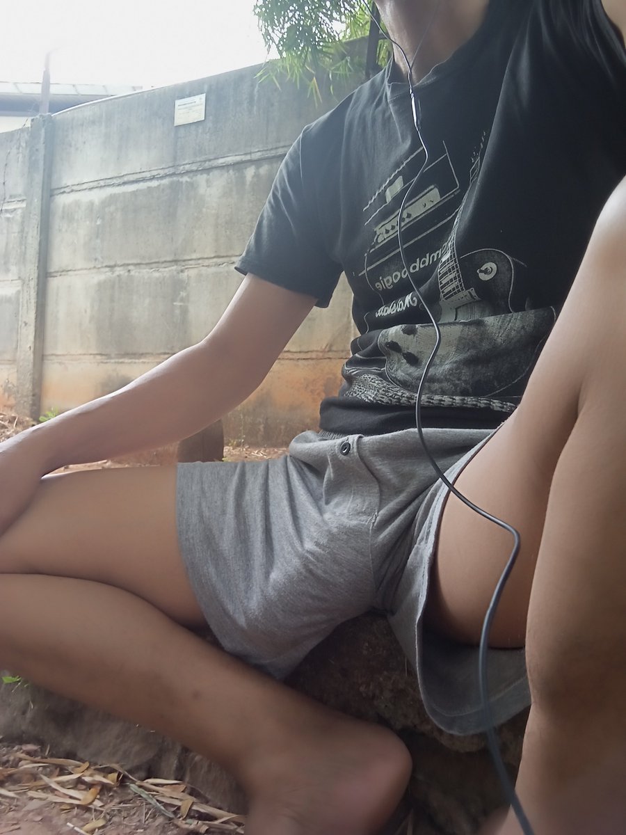 Rendi4428's tweet photo. Libur gwe nongkrong ah..... 😂 https://t.co/n93bXYpeCr