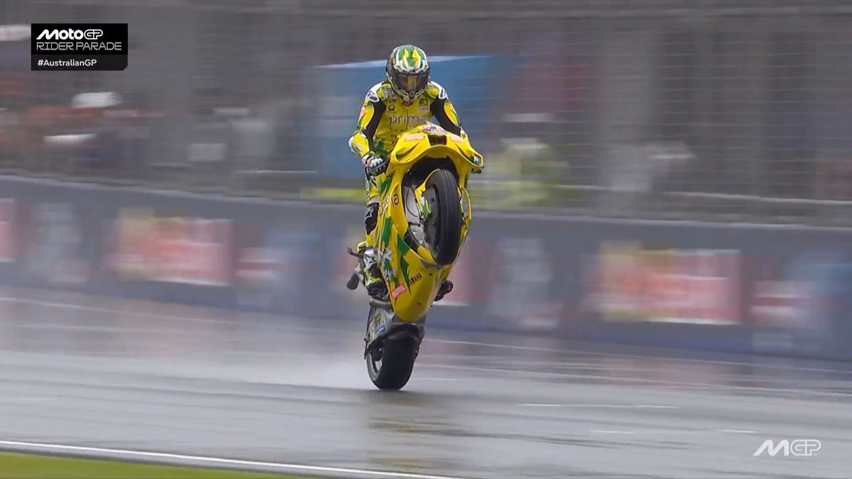 motto_motogp's tweet photo. いつもより多めにフロントを持ち上げております！オーストラリアの暴れん坊ジャック・ミラーは、大雨のフィリップアイランドのホームストレート、端から端まで特大のウイリーで地元のファンに別れを告げている。そして雨でもバーンナウト！📸@ MotoGP https://t.co/KweXZ5dgCj