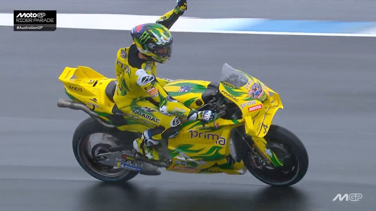 motto_motogp's tweet photo. いつもより多めにフロントを持ち上げております！オーストラリアの暴れん坊ジャック・ミラーは、大雨のフィリップアイランドのホームストレート、端から端まで特大のウイリーで地元のファンに別れを告げている。そして雨でもバーンナウト！📸@ MotoGP https://t.co/KweXZ5dgCj