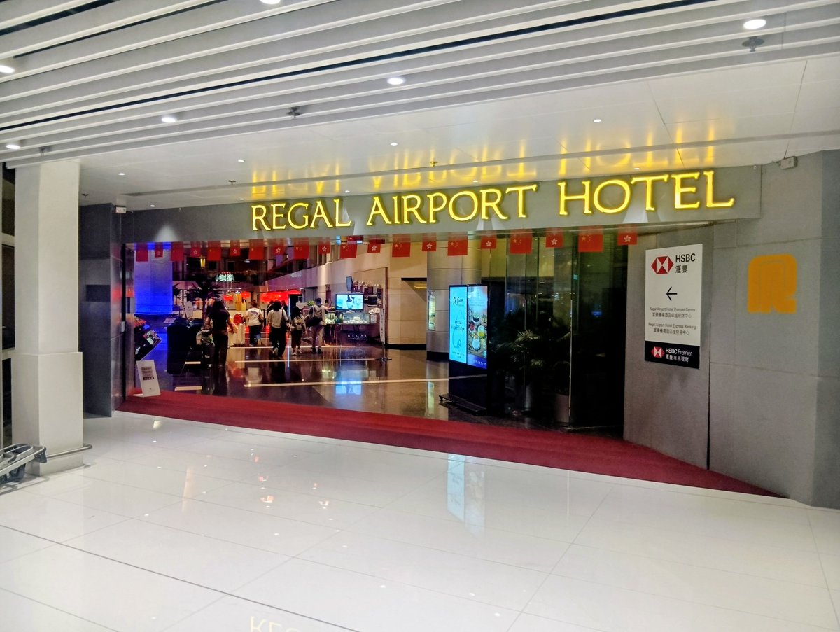 daiukeero's tweet photo. 香港国際空港に隣接しているリーガルエアポートホテル♪
何故か9千円台で取れたので宿泊しました🤣
ロビーが豪華で綺羅びやかでした😳 https://t.co/drwS2pJVeY