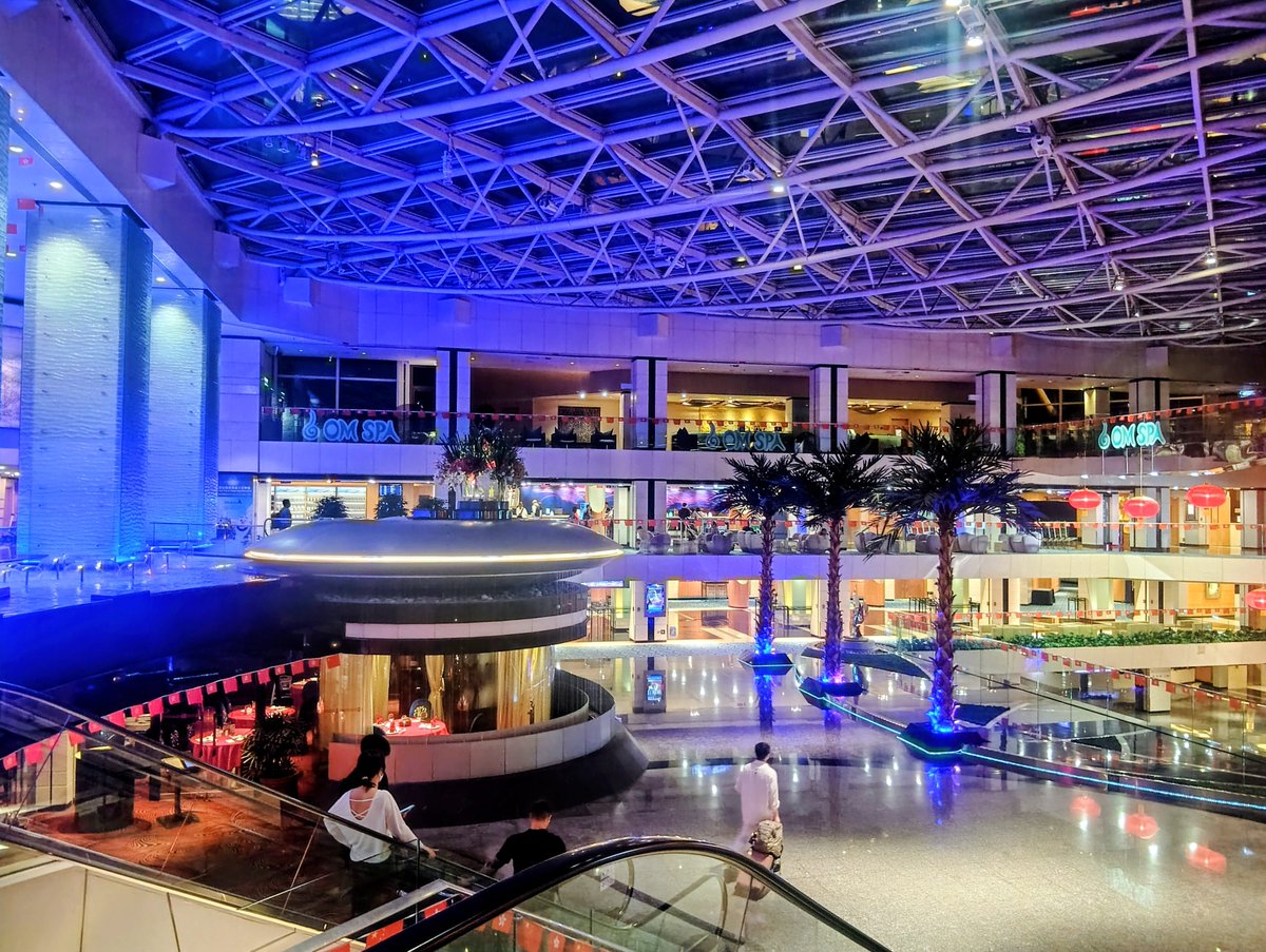 daiukeero's tweet photo. 香港国際空港に隣接しているリーガルエアポートホテル♪
何故か9千円台で取れたので宿泊しました🤣
ロビーが豪華で綺羅びやかでした😳 https://t.co/drwS2pJVeY