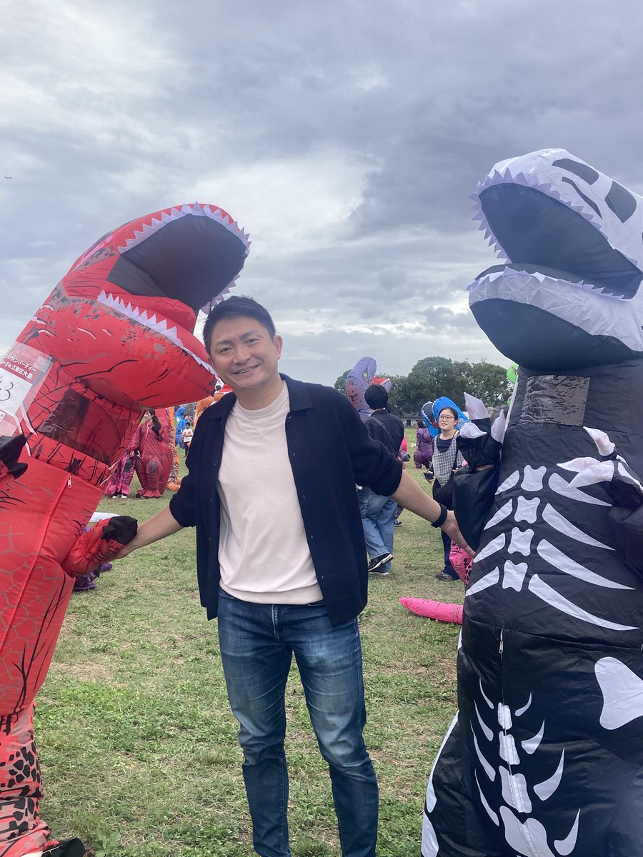 ZENZENOK0907's tweet photo. 【百聞は一見にしかず】
ティラノ師匠のレース初観戦🦖
想像していたよりも躍動感があり、レース当日が楽しみになりました！

11/6（金）17:30〜、もし六本木一丁目付近にいらっしゃる方はよかったら来てみてください☀️

#ティラノサウルスレース
#trexracing
#SomethingNice https://t.co/c3f2pQg9l9