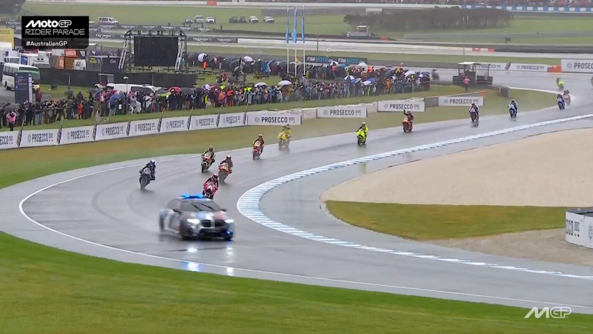 LambeResing's tweet photo. 🚨 BREAKING!

Gelaran race MotoGP #AustralianGP dipastikan batal digelar.

Acara diganti dengan pawai rider dadah ke arah fans di belakang safety car, sebagai bentuk farewell terhadap Phillip Island sebagai venue race MotoGP di Australia.

Klosingannya batal karena cuaca. Damn. https://t.co/IPK0XofQY6