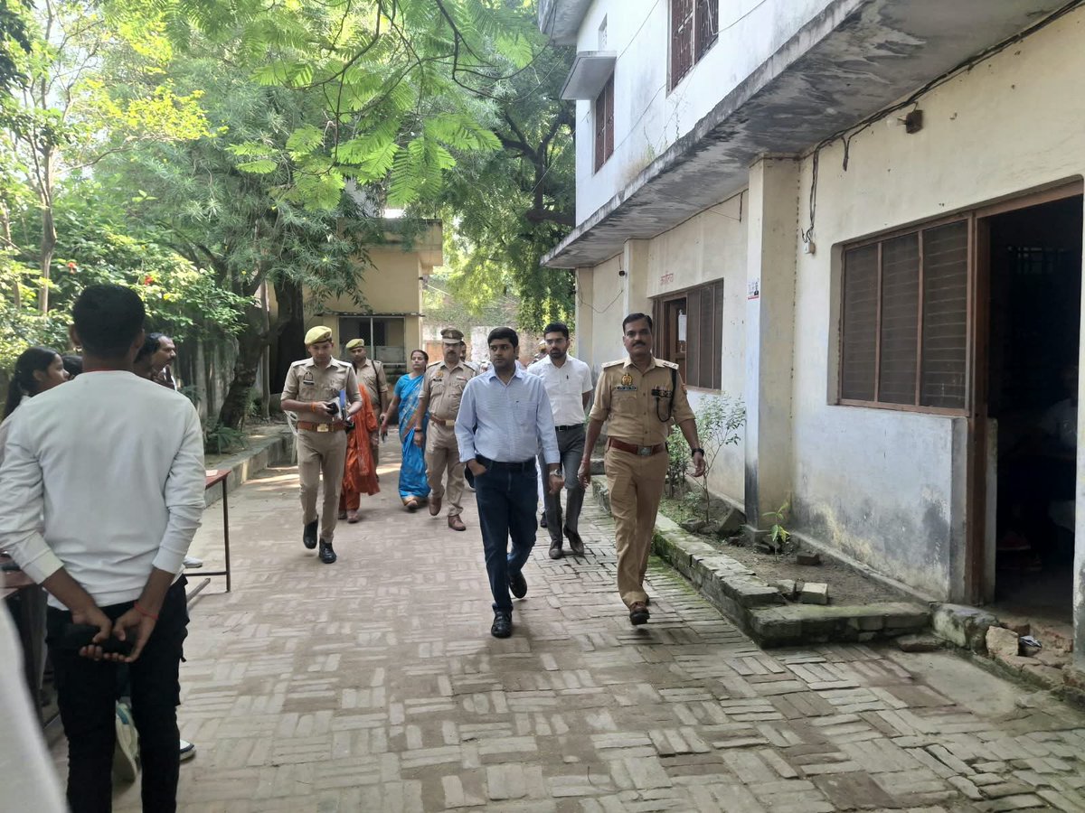 DMMau1's tweet photo. प्रारंभिक अर्हता परीक्षा(PET)2026 के दौरान सोनी धापा खंडेलवाल बालिका इंटर कॉलेज का निरीक्षण कर परीक्षा को सुचितापूर्ण ढंग से संपन्न कराने हेतु संबंधित अधिकारियों को आवश्यक निर्देश दिए।
@CMOfficeUP @UPGovt @InfoDeptUP https://t.co/eF2ThnzIxK