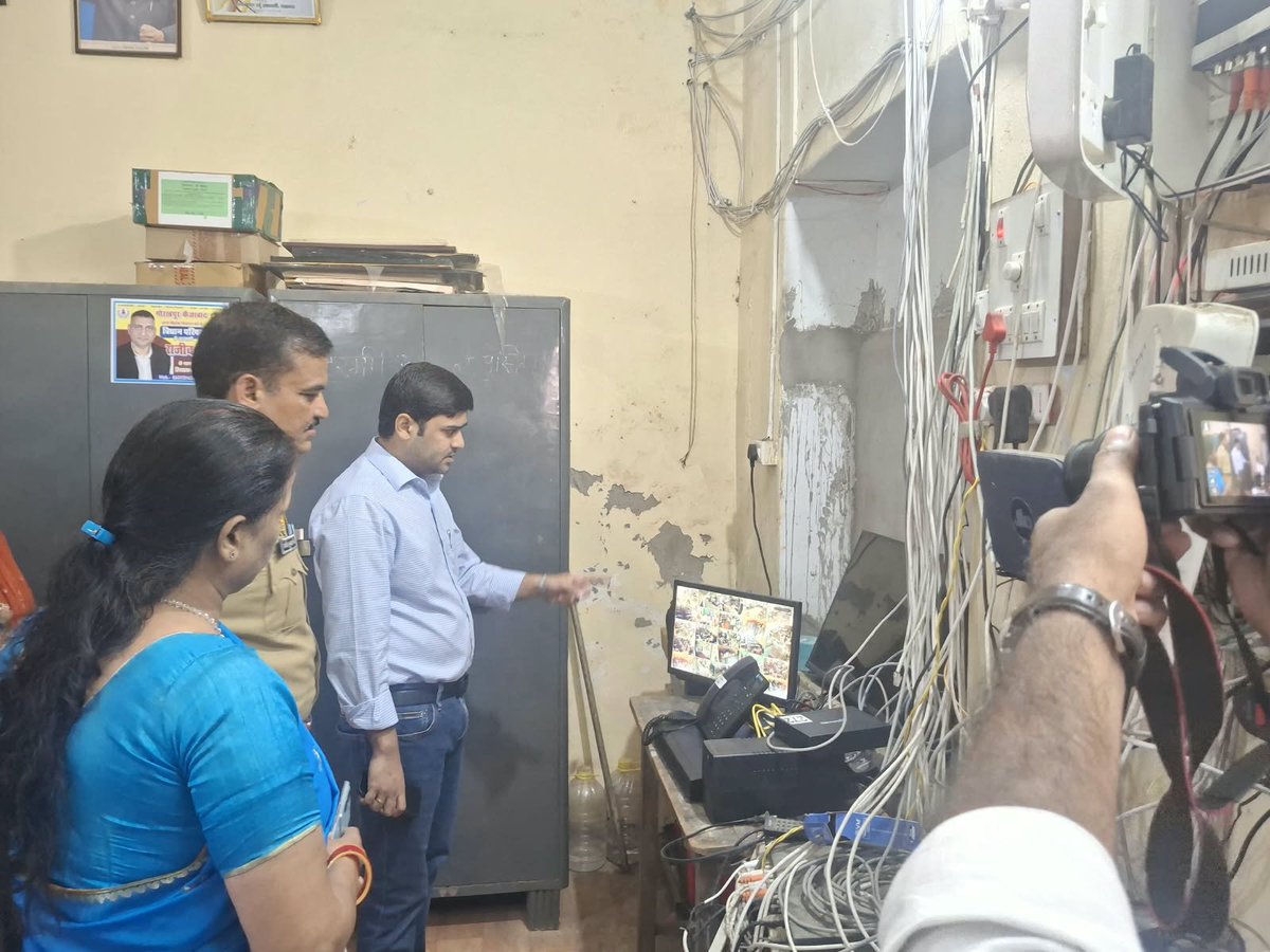 DMMau1's tweet photo. प्रारंभिक अर्हता परीक्षा(PET)2026 के दौरान सोनी धापा खंडेलवाल बालिका इंटर कॉलेज का निरीक्षण कर परीक्षा को सुचितापूर्ण ढंग से संपन्न कराने हेतु संबंधित अधिकारियों को आवश्यक निर्देश दिए।
@CMOfficeUP @UPGovt @InfoDeptUP https://t.co/eF2ThnzIxK