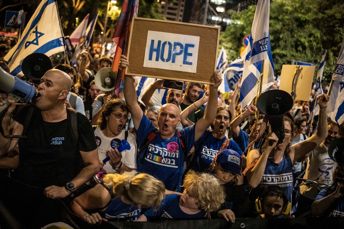 AJEnglish's tweet photo. Thousands of Israelis have rallied in Tel Aviv calling for a change in the government ahead of the polls opening on Tuesday.

Israeli PM Benjamin Netanyahu has been in power for nearly 19 years across non-consecutive terms.

🔴 LIVE updates: https://t.co/R0FWoM2Wcl https://t.co/EUhRGht0B7