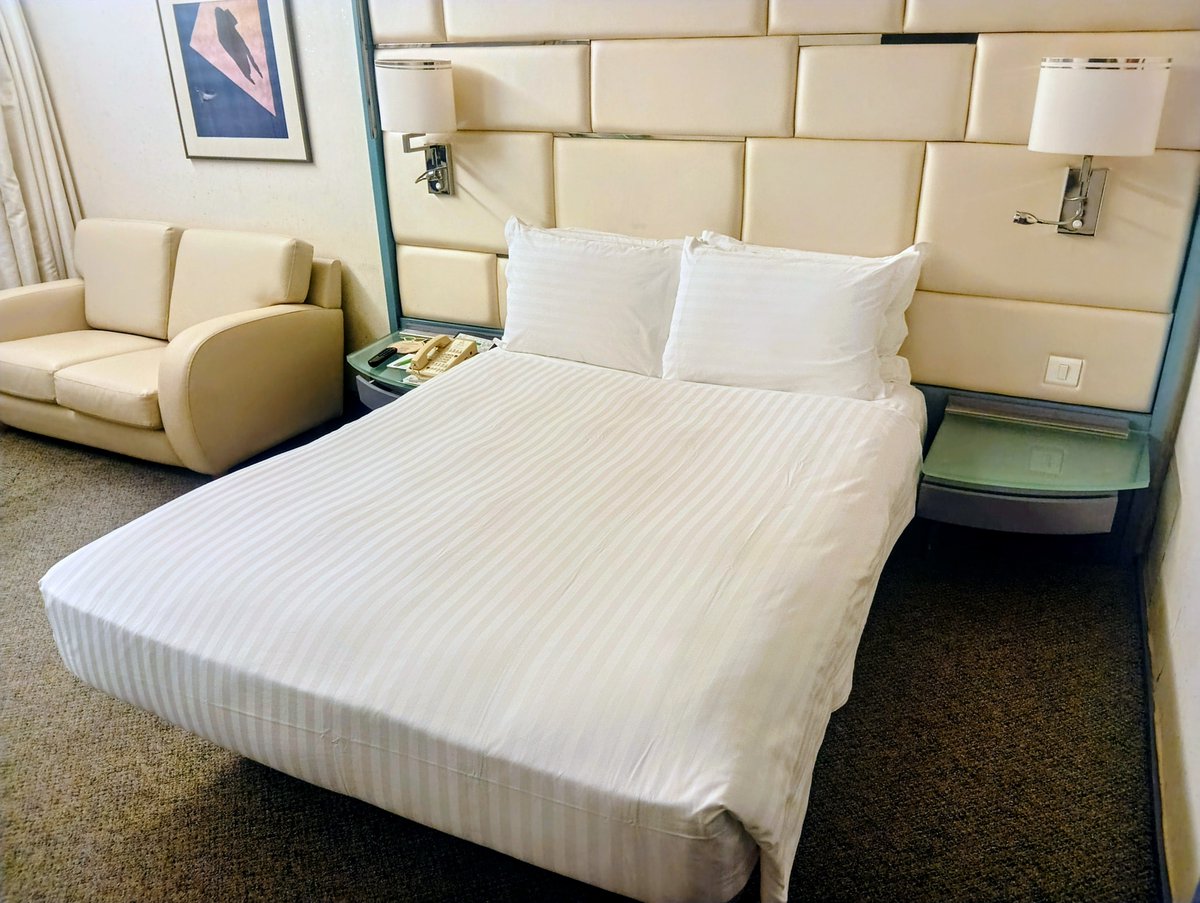 daiukeero's tweet photo. リーガルエアポートホテル スタンダードキングルーム♪
客室は天井低めで廊下を含めて昭和チックなスタイルでした🤣
でも綺麗に掃除されてて快適でした。
ベッド周りにコンセントがなかったのが残念でした。 https://t.co/j2eQIvBteK