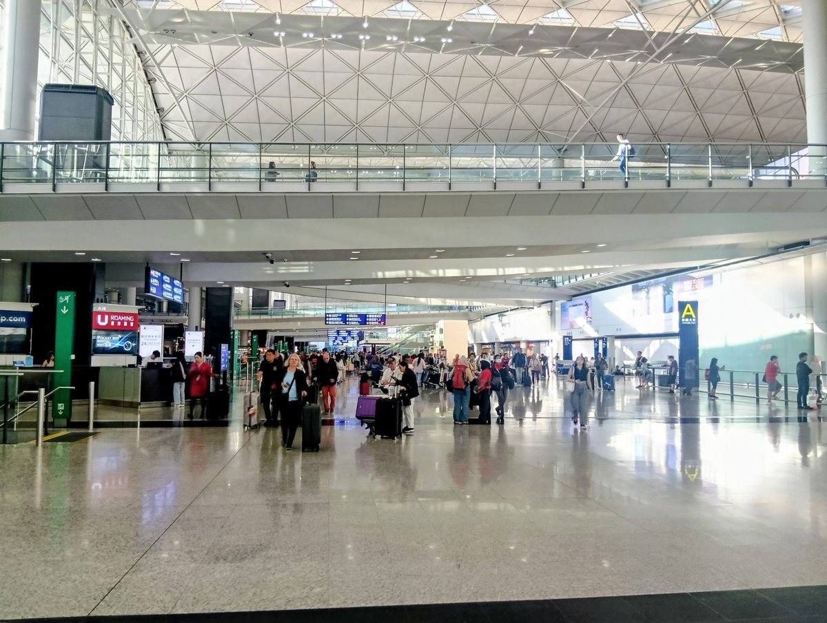 daiukeero's tweet photo. 朝の香港国際空港♪
ラッシュで人が沢山ですね😔 https://t.co/MZueoWjXE0