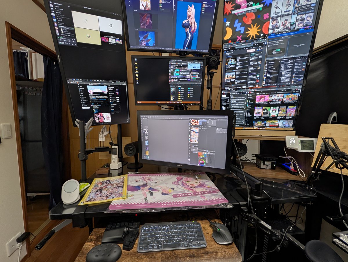 cluseller's tweet photo. 突然自宅に知らないvtuberさんのクソデカデスクマットとポムの樹のオムライスが送られてきたので早速デスクに設置してみました

マジで誰が送ってきたの　本名と住所バレてたんですけど

とりあえず推しますが https://t.co/QL9grBETxM