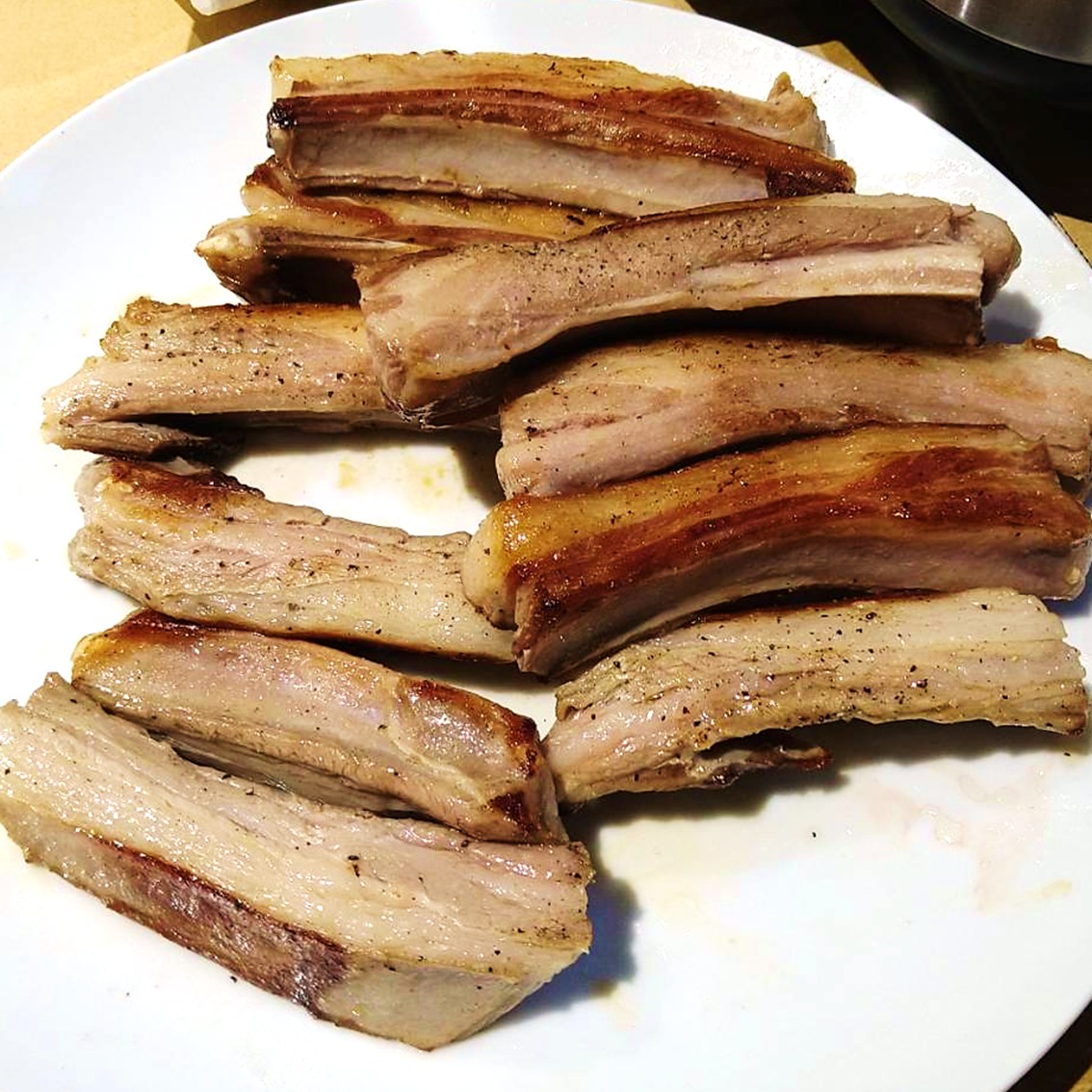 hitsujifes2015's tweet photo. 【協賛ブース紹介】アイスランドラム協会
希少な古代種アイスランドラム100%の「焼きラムソーセージ」がバージョンアップ！
ジューシーなスペアリブや煮込みやビールも!
・焼きラムソーセージ：500円
・焼きラムスペアリブ：1,000円
・ラムハラミの煮込み：500円
@IcelandEmbTokyo @Icelandlamb_JP https://t.co/i4ICue0qpE