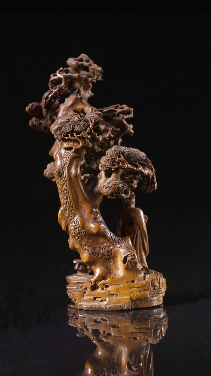 ShanghaiMuseum's tweet photo. This bamboo-root carving portrays Tao Yuanming, the Eastern Jin dynasty celebrated for his reclusive lifestyle and love of chrysanthemums. After leaving government service, he embraced a life of picking chrysanthemums and enjoying the mountain view.
#SundayStory https://t.co/euTJLH7fSz
