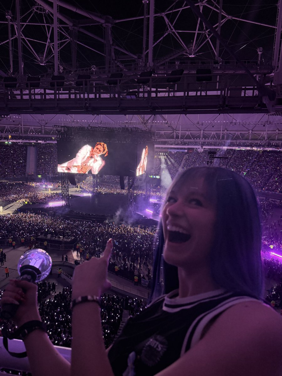 mechibitzer's tweet photo. Hablemos del poder de manifestación de Lily, ella con 14 años lo único que hacía era mirar videos de BTS sola en su habitación y soñaba con tener una Girlband algún día, le escribía cartas a esa banda que todavía no existía , en las que describía a sus compañeras y imaginaba lo feliz que sería cantando con ellas en un escenario y teniendo la suerte de vivir de eso.
Por suerte esa Lily nunca se rindió, y por mi suerte, me tocó a mí ser su compañera. 
Lily, espero poder ser esa compañera  que tanto soñabas, prometo acompañarte en este camino, mimarte y recordarte todo el tiempo lo lejos que llegaste, y espero que esa Lily de 14 años nos vea y esté orgullosa de nosotras, ahora mostrarle este video se cae de culo. full circle moment.