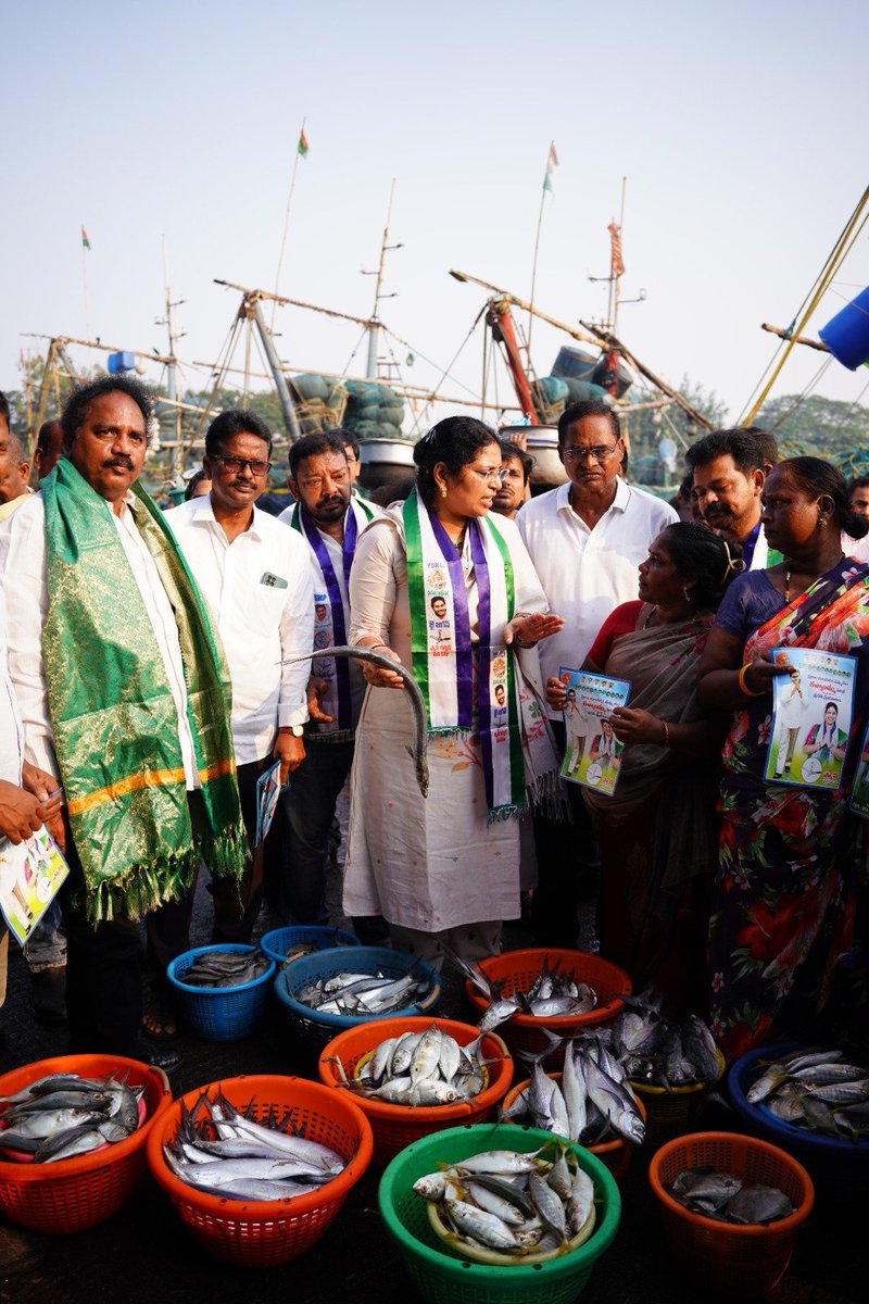 VaruduKalyani's tweet photo. విశాఖపట్నం ఫిషింగ్ హార్బర్ లో 33 వార్డ్  కార్పొరేటర్ అభ్యర్థి చెన్నా శైలజ గారు, 30 వార్డ్ కార్పొరేటర్ అభ్యర్థి వేణు గారితో కలిసి ఎన్నికల ప్రచార కార్యక్రమంలో పాల్గొనడం జరిగింది 

ఈ కార్యక్రమంలో విశాఖపట్నం దక్షిణ నియోజకవర్గ సమన్వయకర్త EX ఎమ్మెల్యే వాసుపల్లి గణేష్ కుమార్ గారు, నాయకులు,కార్యకర్తలు, అభిమానులు,ప్రజలు పాల్గొనడం జరిగింది

#YSRCP #GVMC #Visakhapatnam #VaruduKalyani