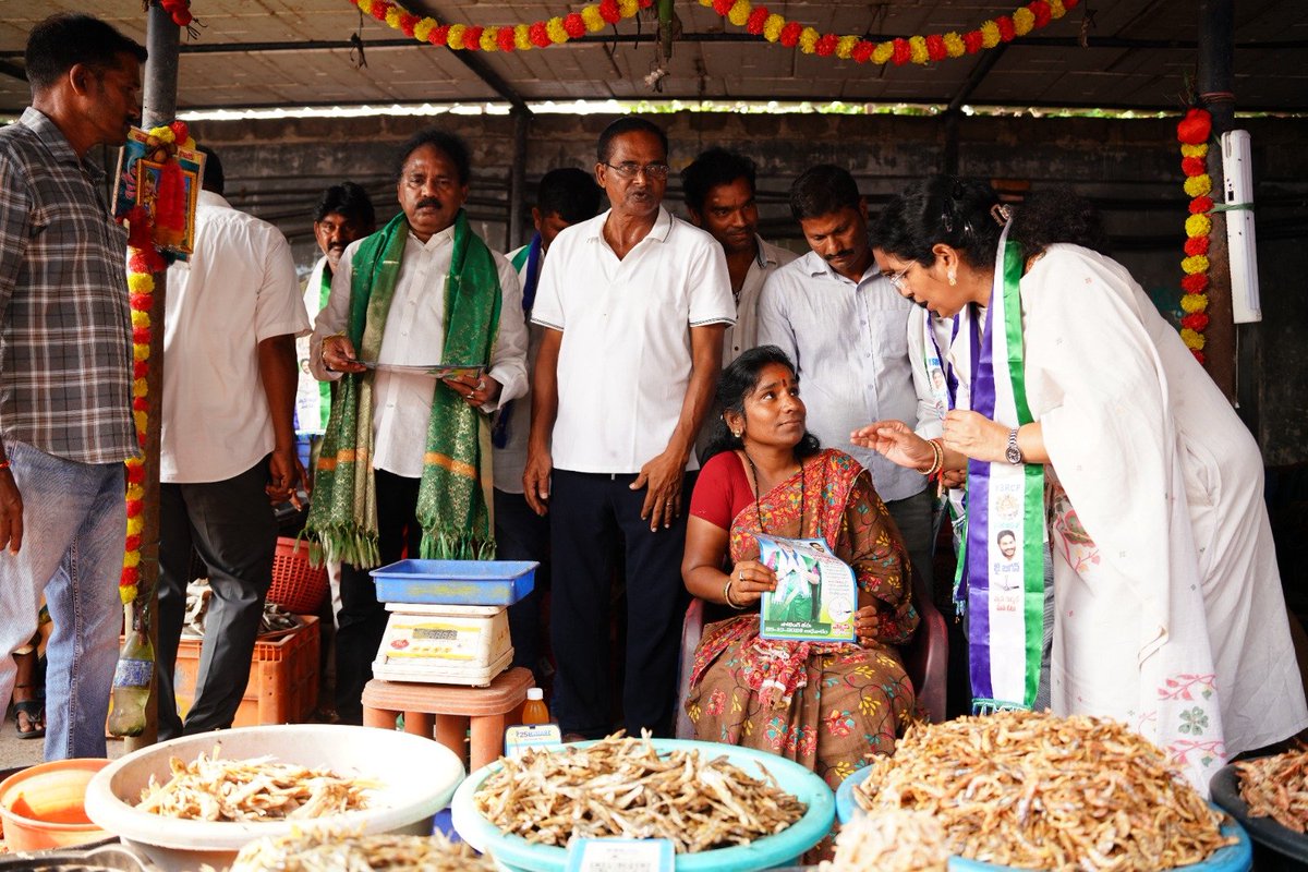 VaruduKalyani's tweet photo. విశాఖపట్నం ఫిషింగ్ హార్బర్ లో 33 వార్డ్  కార్పొరేటర్ అభ్యర్థి చెన్నా శైలజ గారు, 30 వార్డ్ కార్పొరేటర్ అభ్యర్థి వేణు గారితో కలిసి ఎన్నికల ప్రచార కార్యక్రమంలో పాల్గొనడం జరిగింది 

ఈ కార్యక్రమంలో విశాఖపట్నం దక్షిణ నియోజకవర్గ సమన్వయకర్త EX ఎమ్మెల్యే వాసుపల్లి గణేష్ కుమార్ గారు, నాయకులు,కార్యకర్తలు, అభిమానులు,ప్రజలు పాల్గొనడం జరిగింది

#YSRCP #GVMC #Visakhapatnam #VaruduKalyani