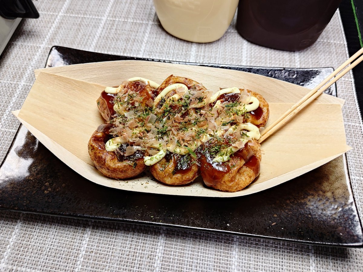 taki9817's tweet photo. たこ焼き作った
おでん出汁で生地を溶いたから美味しい
中トロだけどちゃんと火は通ってる https://t.co/O3L8mpc6o4