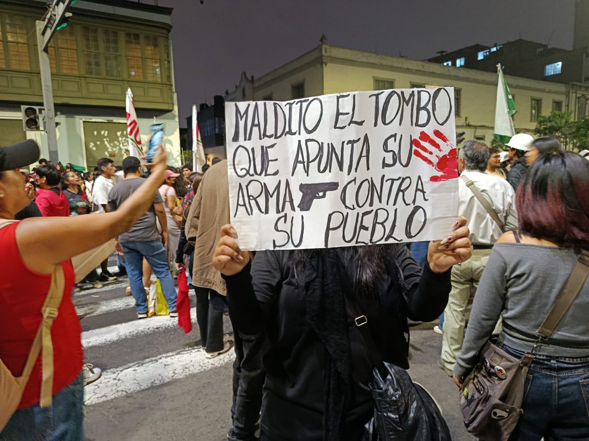 EgresadosUnmsm's tweet photo. 📢 Imágenes de la jornada de protesta desarrollada hoy contra la ineptitud del gobierno vende patria de #KeikoFujimori 

EL PERÚ SE QUEMA Y EL GOBIERNO NO HACE NADA 

¡Fuera Keiko incapaz! 
#24O https://t.co/yC2z4hIwua