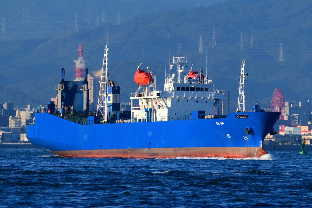 IikaJzuchiN's tweet photo. 関門海峡を東航、新門司に向かうRORO船「ELGA」。
NAVIS Shippingなる船社の運航船、ウラジオストクへの中古車輸出に従事。元内航の「菱山丸」、救命艇が載せられてるくらいで割と原型そのまま https://t.co/d0qC3s0ihK