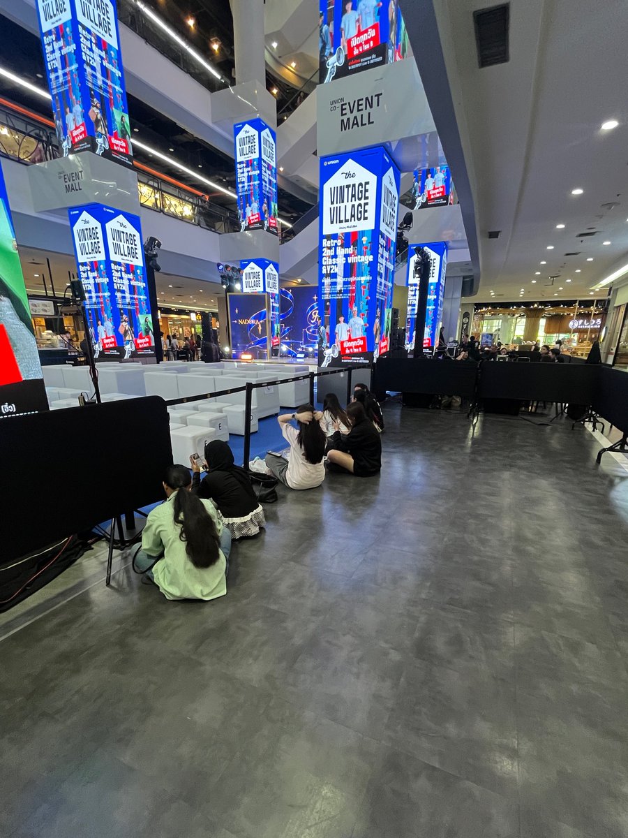 ohmkrit_family's tweet photo. 📢 สำหรับแฟนคลับที่ไม่ได้รับสิทธิ์ Lucky seat สามารถมาให้กำลังใจเจทีโอมได้ที่บริเวณแฟนโซนทั้ง 2 ฝั่งได้เลยนะคะ 🤍

#JTOhm #ohmkrit https://t.co/OSXM0phFQM