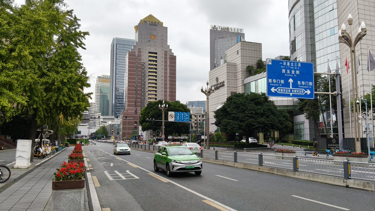 canta711's tweet photo. 「今日は散歩中に看板で『找堪泼季』という面白い文字を見つけたよ！ 何かの特別なイベントかな？」 https://t.co/FgNLtrHmhQ