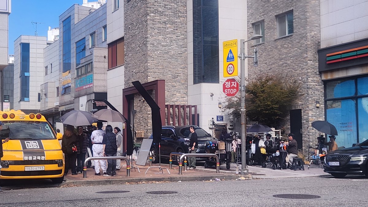 SnowDrop_2night's tweet photo. 오늘의 러닝. 동네에 공원 많아서 좋다. 소금빵 사러 갔다가 만난 촬영 현장. https://t.co/eN7xmjVYIP