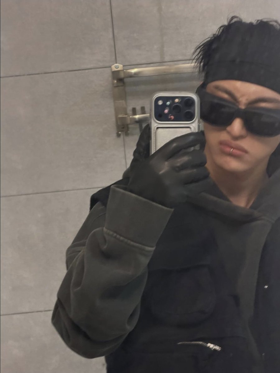 8sai1or's tweet photo. 네 남자와는 다르지 https://t.co/Rui4CcSWDn