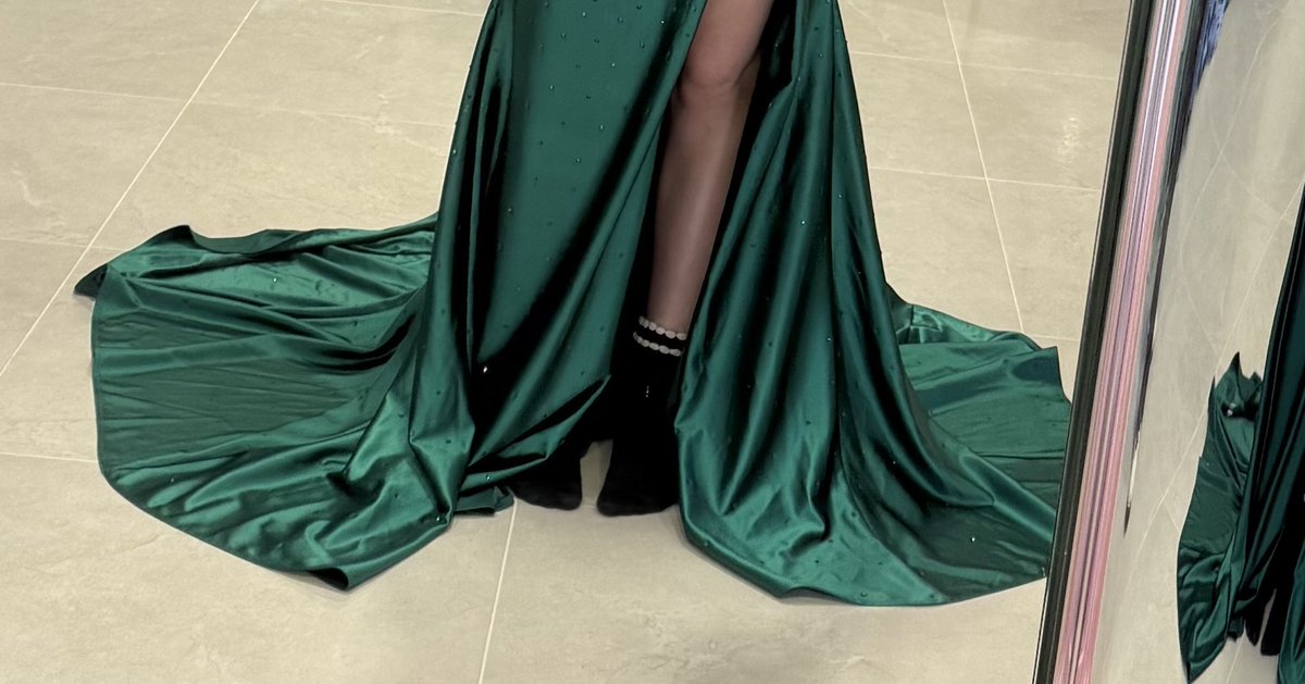 milllkberry's tweet photo. bought my dress for the streamer awards today, this is all you get :))) https://t.co/ubNw7crYMc