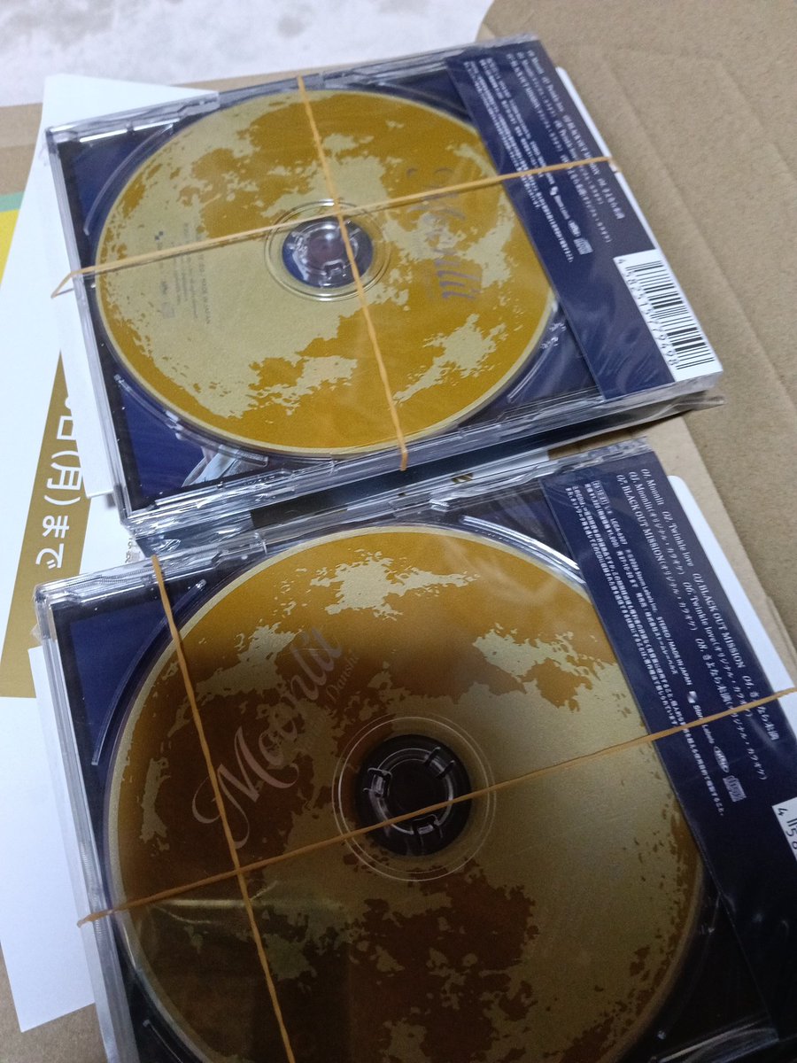 naaK728's tweet photo. Rayキターーーー！！！
……🎁(꒪꒳꒪ )……はて？？？？
え？サンタさん？？？？？

私今から💿巡りに行くんやけども https://t.co/6KklKmlijT