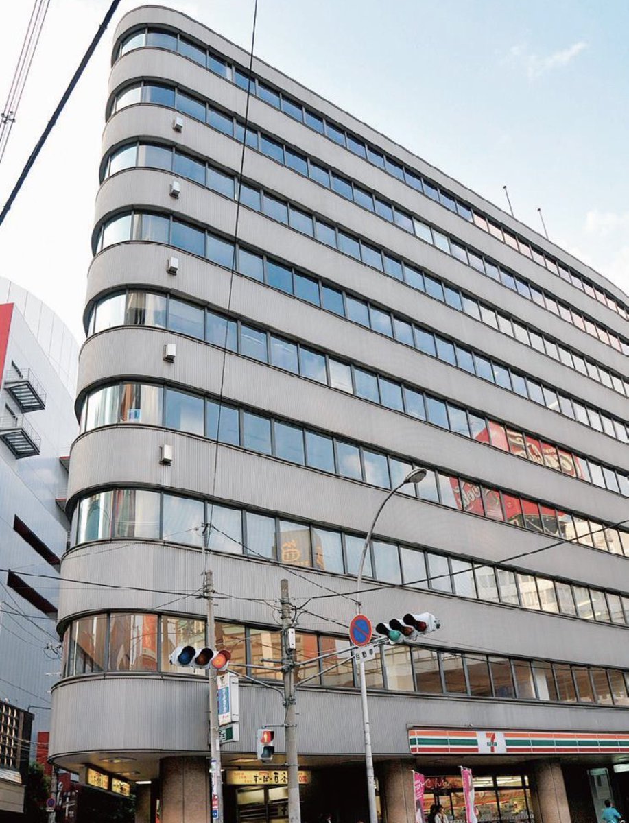 mansion_neco's tweet photo. 梅田の「すーぱー百番」跡地で、建設工事が進んでいます。

HEP FIVEの隣で約50年営業した大衆居酒屋。
飲み放題付き3,000円のコースが懐かしい…

跡地には、阪急阪神不動産の新本社ビルが誕生します。

地上10階、高さ51m。2027年12月完成予定。

ちなみに旧ビルも、かつて阪急不動産の本社が入っていた建物。

梅田の街並みがまた一つ変わりますね🐈