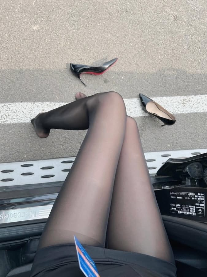 Loshie94's tweet photo. 喜欢足交吗？是射在丝袜上吗？ https://t.co/i26jx5bUt0