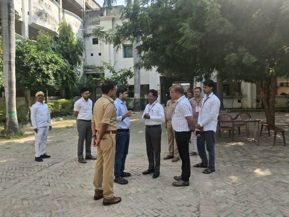 DMMau1's tweet photo. प्रारंभिक अर्हता परीक्षा-2026 के दौरान तालीमुद्दीन इंटर कॉलेज का निरीक्षण कर संबंधित अधिकारियों को आवश्यक निर्देश दिए।
@CMOfficeUP @UPGovt @InfoDeptUP https://t.co/RUkznePmXa