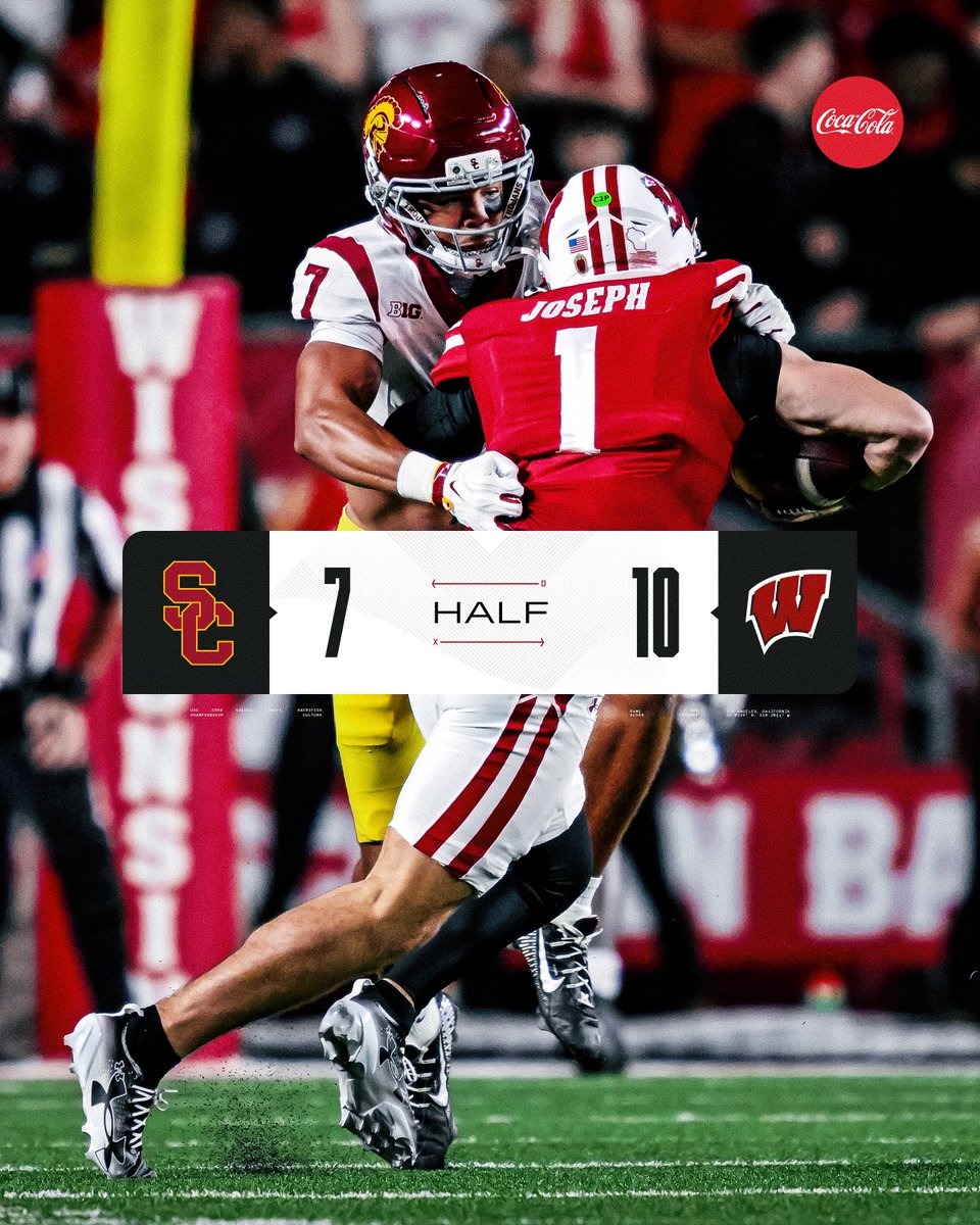 uscfb's tweet photo. halftime in Wisconsin ✌️

@CocaCola https://t.co/es8VHglHLY