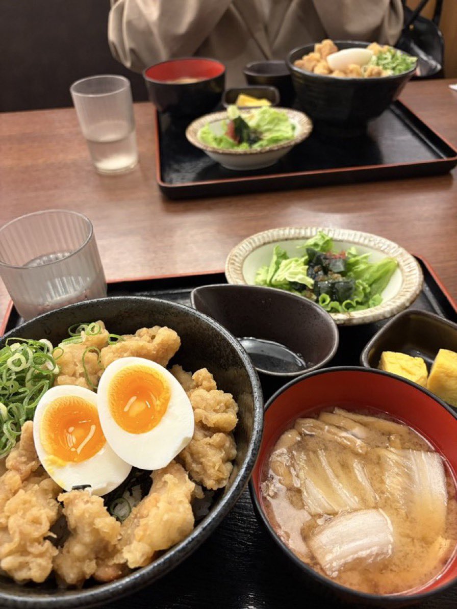itosns_330's tweet photo. 一番の財産はコレ。高校の頃言われた
「一緒に頑張った仲間は、一生の財産だぞ」
同じ目標に向かって、本気で頑張れる仲間。会社員の時思った。今そういう仲間いるか？今は個人でSNS起業に挑戦を続けてて、出会えた仲間がいる。やっぱ仲間と乗り越えると楽しい。バカにされてもいい。仲間が大事。 https://t.co/EdScJVvpXP