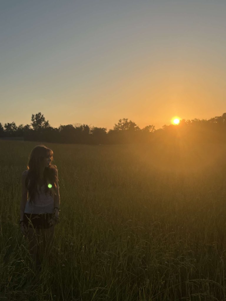 willowfrostt's tweet photo. i am  in my little world again🌅🥰 https://t.co/5hreB3MHAf