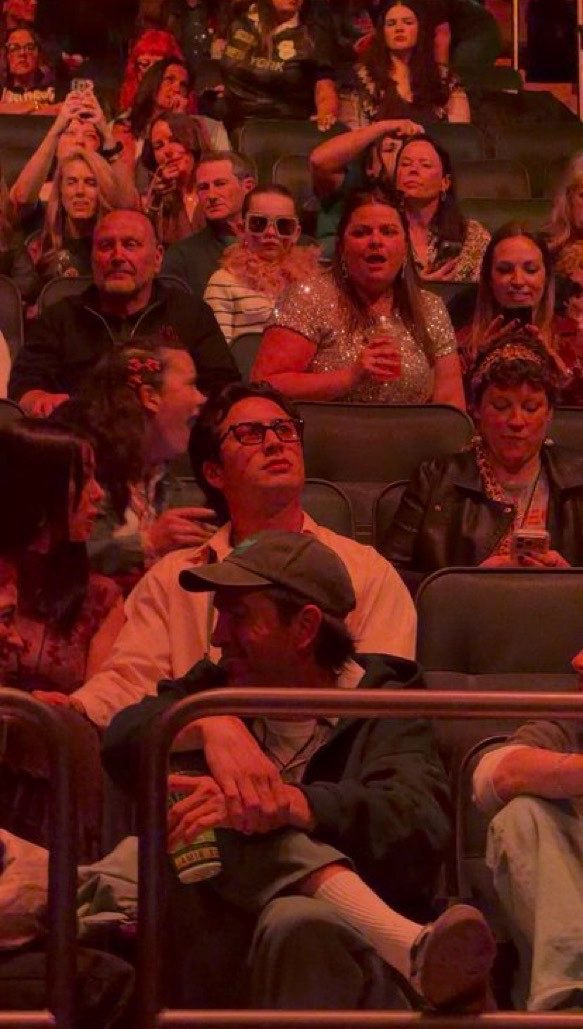 fleethudmac's tweet photo. HUDSON WILLIAMS IS AT THE HARRY STYLES SHOW I PRAYED FOR TIMES LIKE THIS FUCK HUDRRY IS REAL https://t.co/6ltCS3lXnC