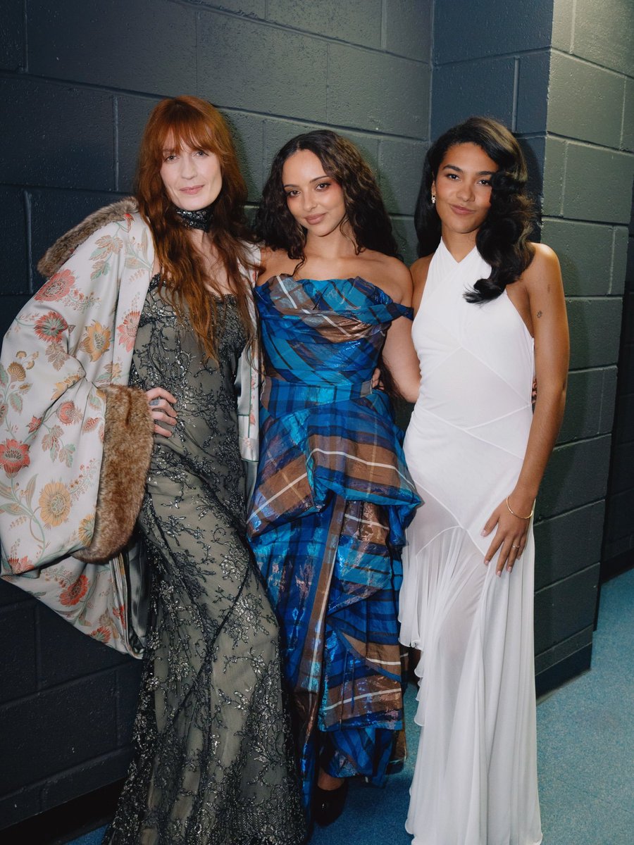 spinorbinmusic's tweet photo. FLORENCE WELCH, JADE &amp; OLIVIA DEAN AT THE MERCURY AWARDS!! 😍✨ 

Three QUEENS in one frame and we’re SCREAMING!! 🔥👑 #FlorenceWelch #JADE #OliviaDean #MercuryAwards #NewPhoto https://t.co/JrPEeW0UOZ