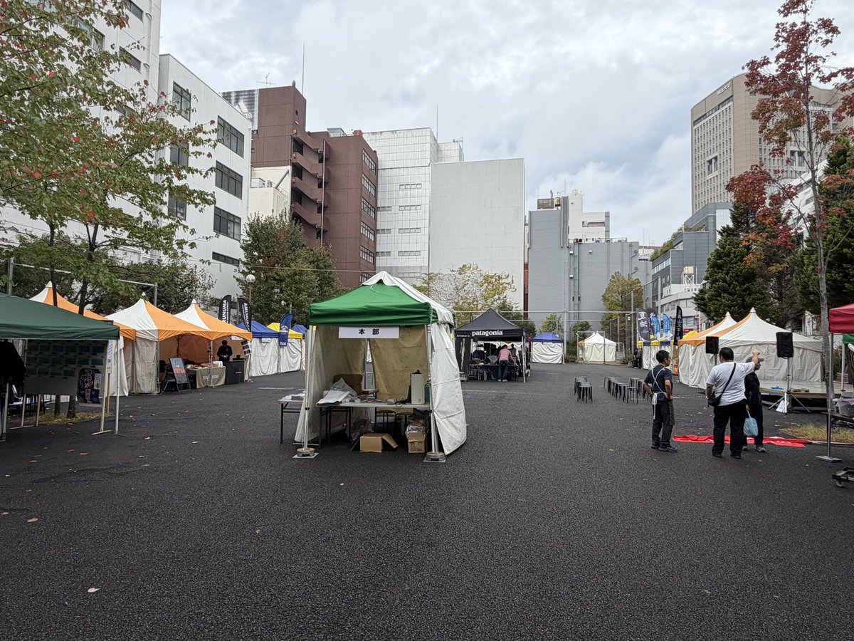 ymode's tweet photo. 昨日から一転、本日は雨も上がってお祭り日和の #小川広場 です⛷️
まもなく11時から #神田スポーツ祭り 2026 最終日がスタート！
16時30分まで、みなさまのご来場を心からお待ちしております🏂 https://t.co/kWCVd2GRbu